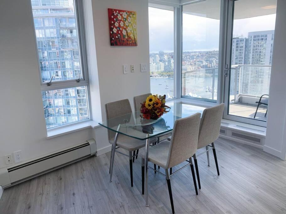Downtown 3Br/2Ba+Views+Skytrain+Free Parking Lägenhet Vancouver Exteriör bild