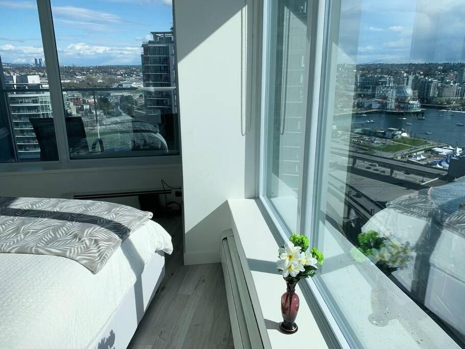 Downtown 3Br/2Ba+Views+Skytrain+Free Parking Lägenhet Vancouver Exteriör bild