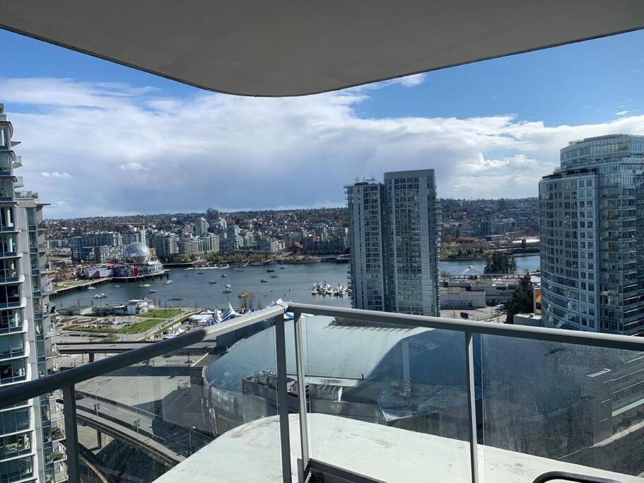 Downtown 3Br/2Ba+Views+Skytrain+Free Parking Lägenhet Vancouver Exteriör bild