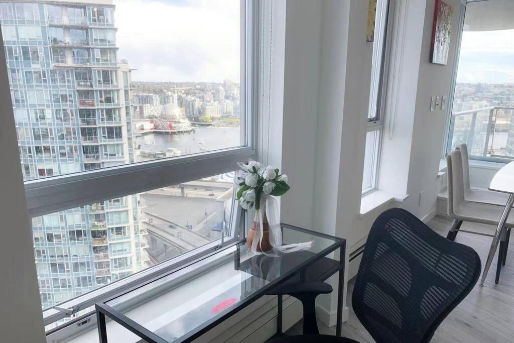 Downtown 3Br/2Ba+Views+Skytrain+Free Parking Lägenhet Vancouver Exteriör bild