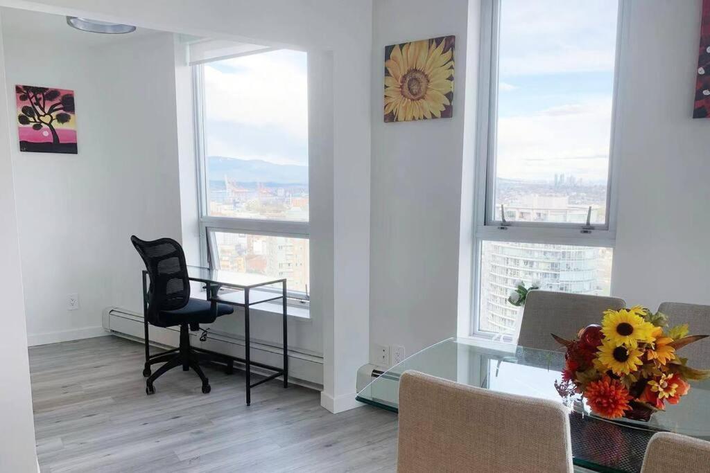 Downtown 3Br/2Ba+Views+Skytrain+Free Parking Lägenhet Vancouver Exteriör bild