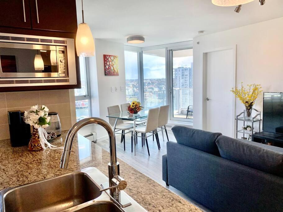Downtown 3Br/2Ba+Views+Skytrain+Free Parking Lägenhet Vancouver Exteriör bild