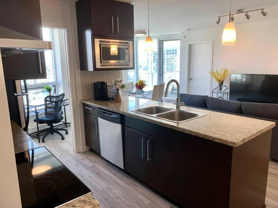 Downtown 3Br/2Ba+Views+Skytrain+Free Parking Lägenhet Vancouver Exteriör bild
