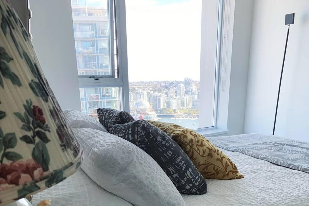 Downtown 3Br/2Ba+Views+Skytrain+Free Parking Lägenhet Vancouver Exteriör bild