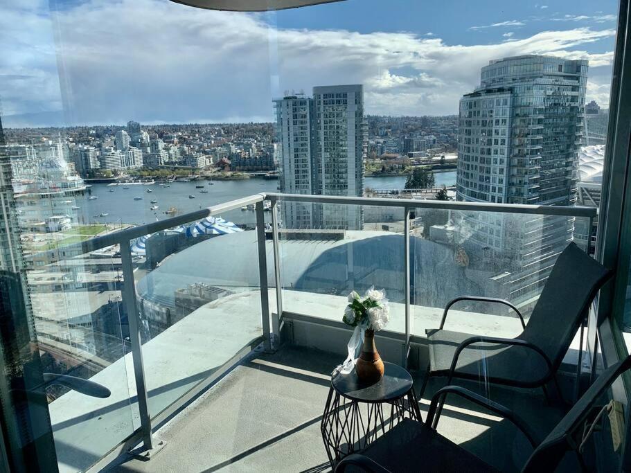 Downtown 3Br/2Ba+Views+Skytrain+Free Parking Lägenhet Vancouver Exteriör bild