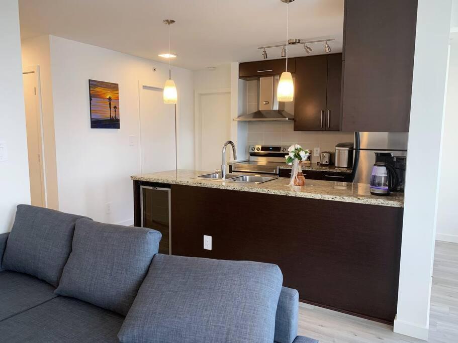 Downtown 3Br/2Ba+Views+Skytrain+Free Parking Lägenhet Vancouver Exteriör bild