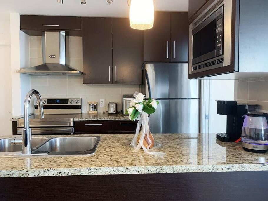 Downtown 3Br/2Ba+Views+Skytrain+Free Parking Lägenhet Vancouver Exteriör bild