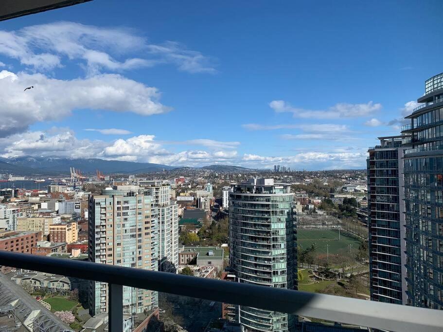 Downtown 3Br/2Ba+Views+Skytrain+Free Parking Lägenhet Vancouver Exteriör bild